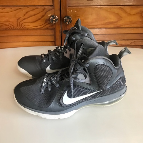 lebron james gray shoes